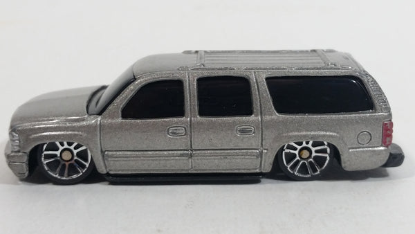 Maisto 2001 Chevrolet Suburban Silver Die Cast Toy Car SUV Vehicle