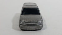 Maisto 2001 Chevrolet Suburban Silver Die Cast Toy Car SUV Vehicle