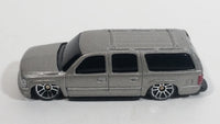 Maisto 2001 Chevrolet Suburban Silver Die Cast Toy Car SUV Vehicle