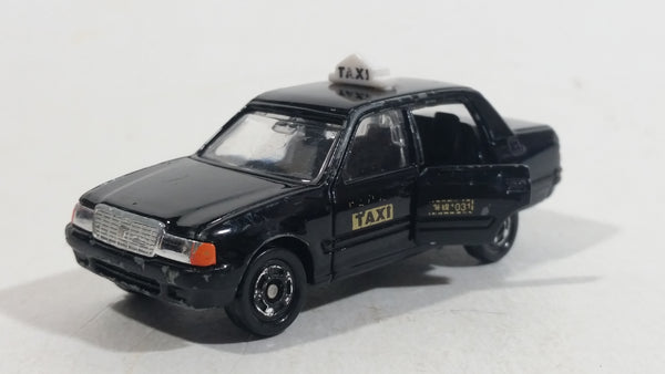 Tomica Tomy Toyota Crown Comfort Taxi 1/63 Scale No. 51 Black Die Cast Toy Car Vehicle with Opening Driver Side Rear Door