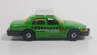 2012 Matchbox Airport Ground Crew 2006 Ford Crown Victoria Taxi Cab Green Die Cast Toy Car Vehicle