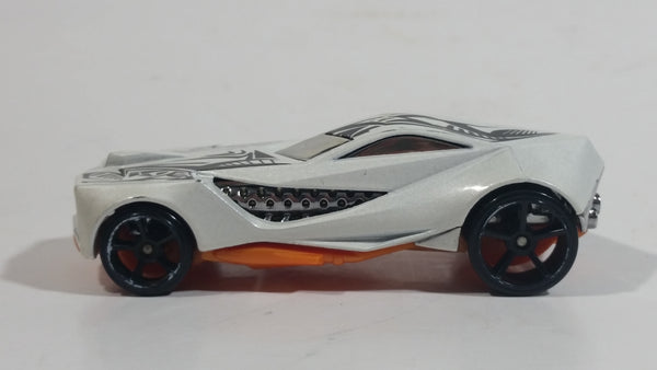 2009 Hot Wheels HW Special Features Urban Agent Pearl White Die Cast Toy Car Vehicle (Missing Missiles)