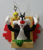 1998 Applause Warner Bros. Looney Tunes Sylvester The Cat Trying To Catch Tweety Bird Out Of A Window 3D Fridge Magnet