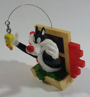 1998 Applause Warner Bros. Looney Tunes Sylvester The Cat Trying To Catch Tweety Bird Out Of A Window 3D Fridge Magnet