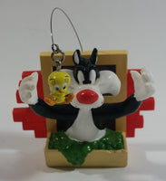 1998 Applause Warner Bros. Looney Tunes Sylvester The Cat Trying To Catch Tweety Bird Out Of A Window 3D Fridge Magnet