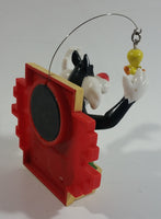 1998 Applause Warner Bros. Looney Tunes Sylvester The Cat Trying To Catch Tweety Bird Out Of A Window 3D Fridge Magnet