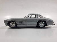 CB Car Mercedes 300 SL 1:24 Scale Silver Die Cast Toy Car Vehicle with Opening Gull Wing Doors and Hood