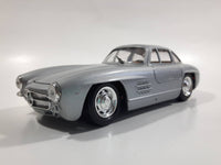 CB Car Mercedes 300 SL 1:24 Scale Silver Die Cast Toy Car Vehicle with Opening Gull Wing Doors and Hood