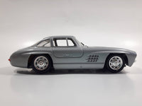 CB Car Mercedes 300 SL 1:24 Scale Silver Die Cast Toy Car Vehicle with Opening Gull Wing Doors and Hood