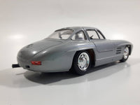 CB Car Mercedes 300 SL 1:24 Scale Silver Die Cast Toy Car Vehicle with Opening Gull Wing Doors and Hood