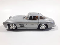 CB Car Mercedes 300 SL 1:24 Scale Silver Die Cast Toy Car Vehicle with Opening Gull Wing Doors and Hood