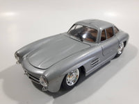 CB Car Mercedes 300 SL 1:24 Scale Silver Die Cast Toy Car Vehicle with Opening Gull Wing Doors and Hood