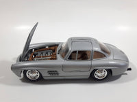 CB Car Mercedes 300 SL 1:24 Scale Silver Die Cast Toy Car Vehicle with Opening Gull Wing Doors and Hood