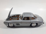 CB Car Mercedes 300 SL 1:24 Scale Silver Die Cast Toy Car Vehicle with Opening Gull Wing Doors and Hood