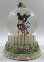 2007 Hallmark Disney Mickey and Minnie Mouse Heart Love Themed Snow Globe