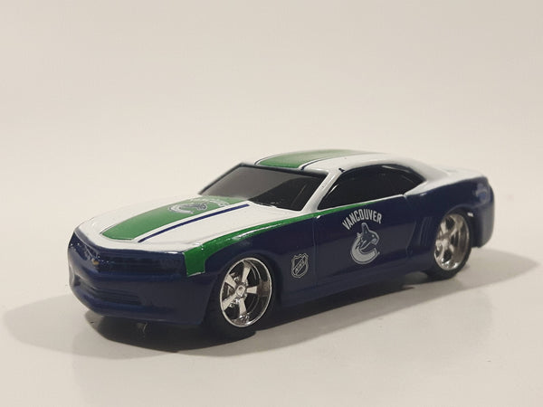 2010 Maisto Top Dog Vancovuer Canucks NHL Ice Hockey Team 2006 Chevrolet Camaro Concept White Die Cast Toy Car Vehicle 1:64 Scale with Rubber Tires