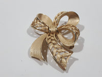 Twisted Ribbon Shaped 1 1/2" x 2 3/4" Metal Brooch Pin