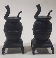 Vintage Black Pot Belly Cook Stove Shaped Plastic 3 3/4" Tall Salt and Pepper Shaker Set Made in Hong Kong