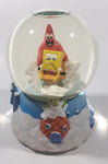 2006 Viacom SpongeBob SquarePants Windup Musical 5 1/2" Tall Glass and Resin Snow Globe Plays "Jingle Bells"