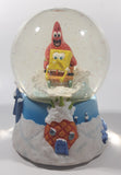 2006 Viacom SpongeBob SquarePants Windup Musical 5 1/2" Tall Glass and Resin Snow Globe Plays "Jingle Bells"