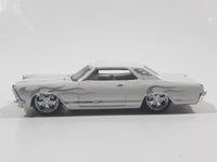 2005 Maisto G Ridez 1965 Buick Riviera White Die Cast Toy Car Vehicle with Rubber Wheels