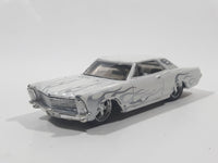 2005 Maisto G Ridez 1965 Buick Riviera White Die Cast Toy Car Vehicle with Rubber Wheels