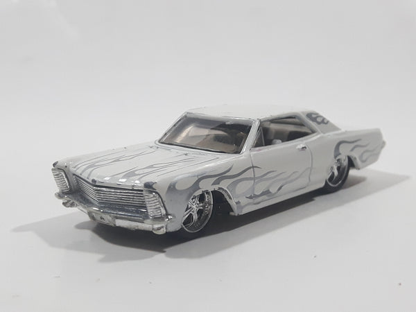 2005 Maisto G Ridez 1965 Buick Riviera White Die Cast Toy Car Vehicle with Rubber Wheels